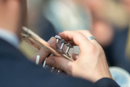 Details zum Trompetenspiel der Hände während eines populären Festivals in Norditalien