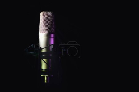 Microphone studio pour la diffusion sur fond noir