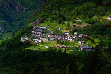 Die Kleinstadt Baresi im Brembana-Tal Bergamo Norditalien