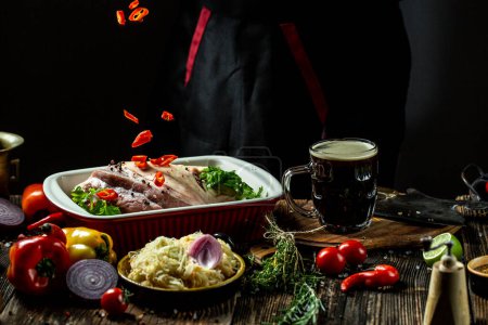 Téléchargez les photos : Mains de chef préparant articulation de porc. Oktoberfest, cuisine traditionnelle allemande. bannière, menu de restauration lieu de la recette pour le texte. - en image libre de droit