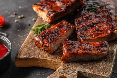 Téléchargez les photos : Barbecue chuck beef ribs with hot rub sliced on a wooden cutting board, Food recipe background. Close up, - en image libre de droit