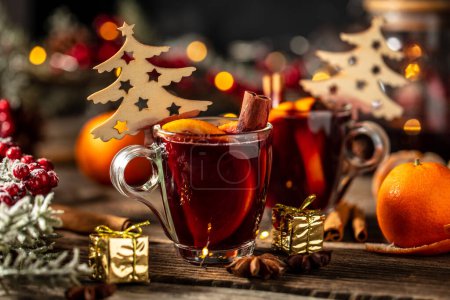 Foto de Christmas mulled wine with spices and oranges, festive cocktail. - Imagen libre de derechos