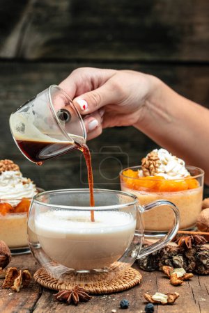 Foto de Calabaza Latte Café con crema batida en un vaso. Postre de calabaza y queso crema en capas. - Imagen libre de derechos