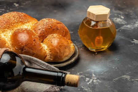 Téléchargez les photos : Shabbat Shalom Xoah pain, vin de shabbat sur un fond sombre, endroit pour le texte, vue du dessus, - en image libre de droit