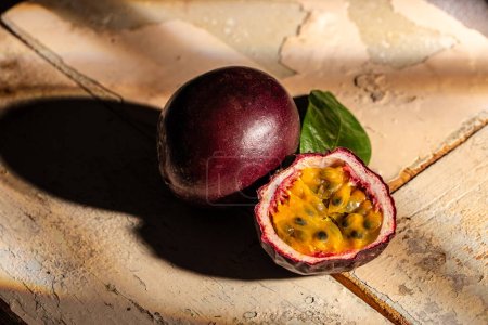 Foto de Fresh passion fruits. Healthy fruit. Food recipe background. Close up. - Imagen libre de derechos