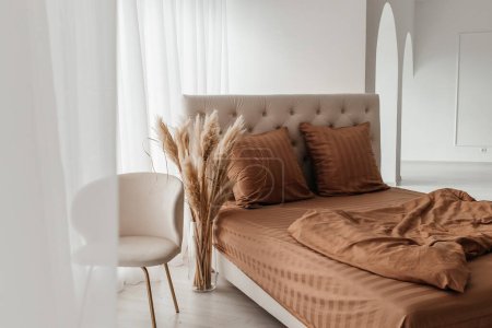 Téléchargez les photos : Close up oreillers doux beige sur le concept de design d'intérieur de chambre à coucher lit et couverture, literie en coton hypoallergénique, concept de blanchisserie et de service hôtelier, - en image libre de droit