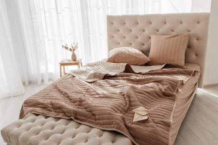Téléchargez les photos : Couverture pliée douce et oreillers sur le lit à l'intérieur, nettoyage Repassage et concept de service hôtelier, - en image libre de droit
