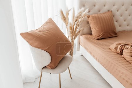 Téléchargez les photos : Close up oreillers doux beige sur le concept de design d'intérieur de chambre à coucher lit et couverture, literie en coton hypoallergénique, concept de blanchisserie et de service hôtelier, - en image libre de droit