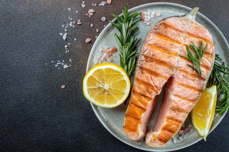 Téléchargez les photos : Délicieux steak de saumon cuit frais cuit sur un gril. Menu restaurant, régime, livre de recettes vue du dessus. - en image libre de droit