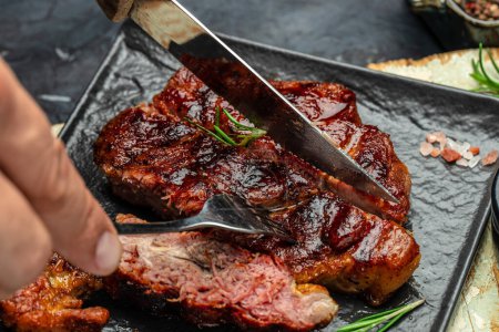 Téléchargez les photos : Steaks de porc grillés, cou de porc avec des herbes et des épices sur la poêle à griller, menu du restaurant, régime, livre de cuisine lieu de recette pour le texte. - en image libre de droit