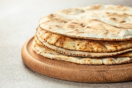 Téléchargez les photos : Tortillas de blé maison, pain pita, tortilla, pita. Cuisine arabe traditionnelle. bannière, lieu de recette de menu pour le texte, vue du haut. - en image libre de droit