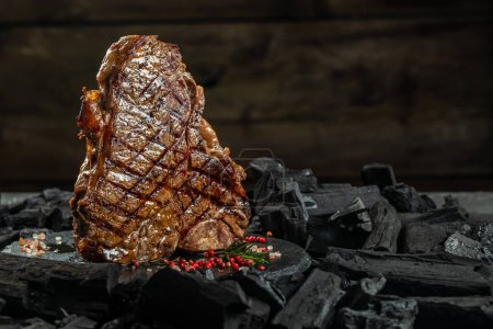 Téléchargez les photos : Biftecks de boeuf T-bone sur barbecue charbon de grill. steak porterhouse ou T Bone Steak. Menu restaurant, recette de livre de cuisine. endroit pour le texte, vue du dessus. - en image libre de droit