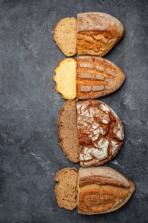 Brotscheiben und Semmelbrösel. Handwerksbäckerei. Hausgemachtes Brot in der Bäckerei. Brot Hintergrund, vertikales Bild. Ansicht von oben. Platz für Text.