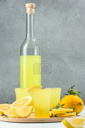 Téléchargez les photos : Liqueur de citron italienne Limoncello shots. image verticale. vue de dessus. place pour le texte. - en image libre de droit