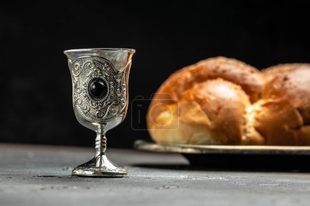 Téléchargez les photos : Shabbat Shalom Xoah pain, vin de shabbat sur un fond sombre, endroit pour le texte, vue du dessus, - en image libre de droit
