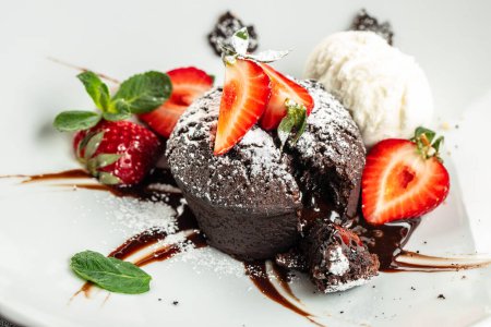 Téléchargez les photos : Gâteau de lave fondant au chocolat aux fraises. Menu restaurant, régime, livre de recettes vue du dessus. - en image libre de droit