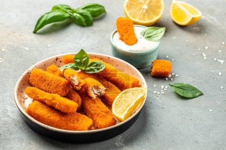 Téléchargez les photos : Savoureux poisson frit doigts servis avec du citron et de la sauce. bannière, menu, lieu de la recette pour le texte, vue du haut. - en image libre de droit