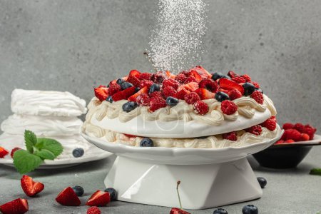 Téléchargez les photos : Délicieux gâteau Pavlova à la fraise fraîche, Menu restaurant, recette de livre de cuisine, - en image libre de droit