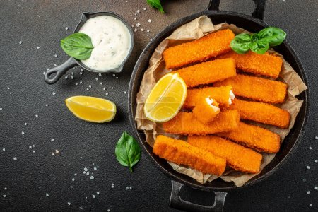 Téléchargez les photos : Bâtonnets de poisson avec sauce citron et tartre. bannière, menu, lieu de la recette pour le texte, vue du haut. - en image libre de droit