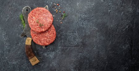 Téléchargez les photos : Viande de bœuf hachée crue côtelettes de steak burger, format longue bannière. vue de dessus, - en image libre de droit