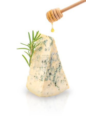 dor fromage bleu au romarin et miel isolé sur fond blanc.