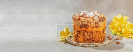 Foto de Delicioso pastel de Pascua con flores de almendras sobre fondo claro. - Imagen libre de derechos