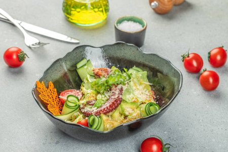 Téléchargez les photos : Salade de poulpe, fruits de mer et légumes sur fond clair, vue de dessus. espace de copie, - en image libre de droit