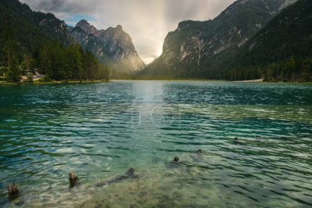 Alpine Sommerlandschaft mit berühmtem Bergsee. Toblacher See und grüner Wald bei Sonnenuntergang, Dolomiten, Italien Europa