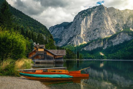 Foto de Wooden rowing boats moored on the shore of the beautiful lake Altaussee, Salzkammergut, Austria, Europe - Imagen libre de derechos