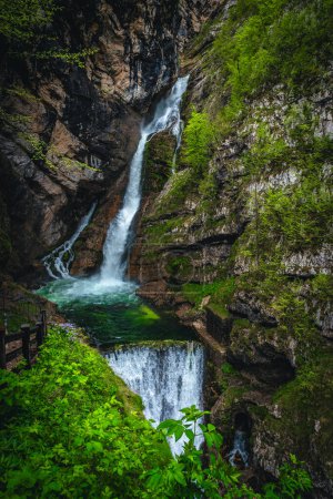 Foto de Una de las cascadas más famosas y visitadas de Eslovenia. Hermosa cascada Savica en la garganta profunda cerca del lago Bohinj, Eslovenia, Europa - Imagen libre de derechos