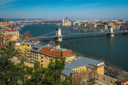 Gran vista panorámica desde el castillo de Buda con el puente de la cadena sobre el río Danubio y hermosa costa, Budapest, Hungría, Europa