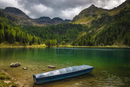 Grande vue avec bateau amarré sur le lac et de belles hautes montagnes en arrière-plan, lac Duisitzkarsee, Styrie, Autriche, Europe