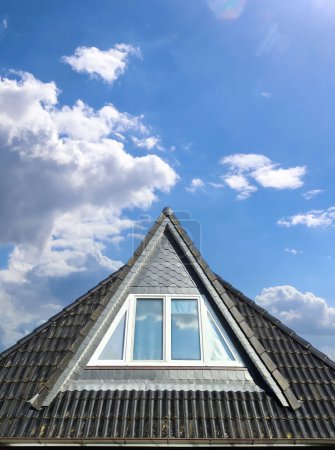 Foto de Ventana de techo en estilo velux con tejas negras - Imagen libre de derechos