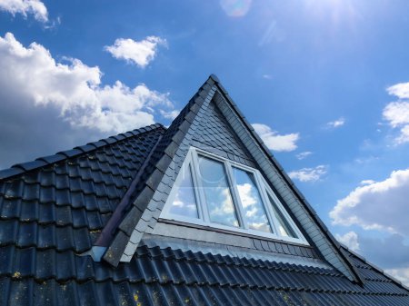 Téléchargez les photos : Fenêtre de toit en velux avec tuiles de toit noires - en image libre de droit