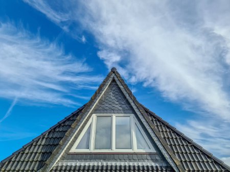 Téléchargez les photos : Fenêtre de toit en velux avec tuiles de toit noires - en image libre de droit