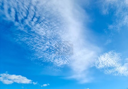 Téléchargez les photos : Superbe panorama de formation de cirrus dans un ciel d'été bleu profond vu au-dessus de l'Europe - en image libre de droit