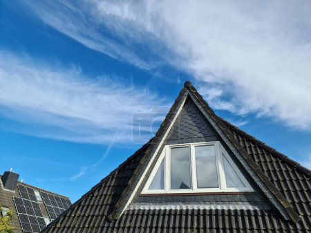 Téléchargez les photos : Fenêtre de toit ouverte de style velux avec tuiles de toit noires - en image libre de droit