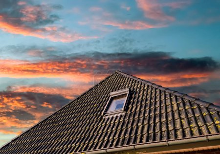 Téléchargez les photos : Fenêtre de toit ouverte de style velux avec tuiles de toit noires - en image libre de droit