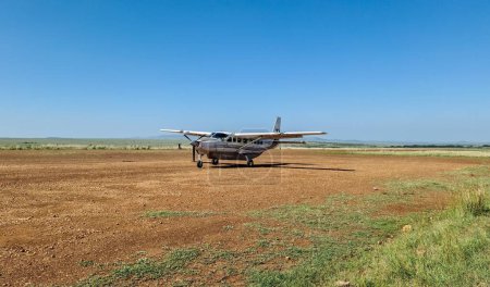 Foto de Masia Mara, Kenia - 23. Enero 2023: En el aeropuerto de Keekorok en la Reserva Masai Mara - Aviones, personas y sol en Kenia - Imagen libre de derechos