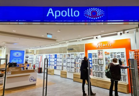 Téléchargez les photos : Kiel, Allemagne - 03 avril 2023 : Entrée dans une succursale de la marque optique Apollo - en image libre de droit