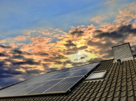 Foto de Paneles solares que producen energía limpia en un techo de una casa residencial - Imagen libre de derechos