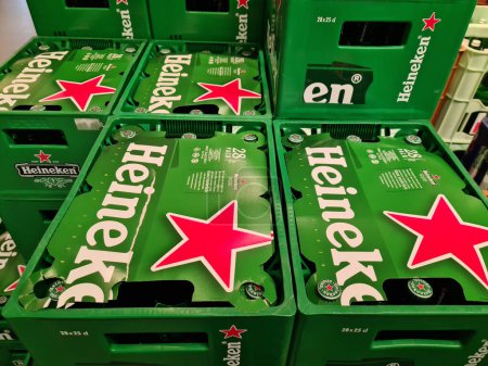 Téléchargez les photos : Kiel, Allemagne - 13. Juillet 2023 : Une pile de caisses de bière Heineken dans un supermarché - en image libre de droit