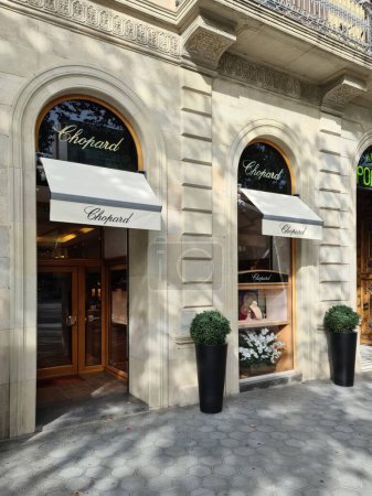 Foto de Barcelona, España - 22 de julio de 2023: Una noble boutique de la mundialmente famosa marca Chopard en la calle comercial de Barcelona - Imagen libre de derechos