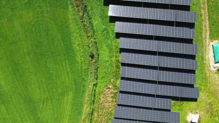 Vue aérienne d'un grand parc solaire pour la production d'énergie alternative