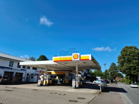 Foto de Kiel, Alemania - 27. Septiembre 2023: Vista de una gasolinera con pantalla de precios de la marca Shell - Imagen libre de derechos