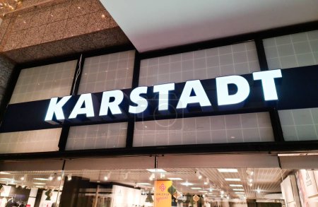 Téléchargez les photos : Kiel, Allemagne - 30 décembre 2023 : Logo du grand magasin Karstadt au-dessus de l'entrée d'un magasin - en image libre de droit