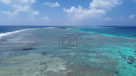 Téléchargez les photos : Vue par drone des îles paradisiaques des Maldives avec récifs coralliens sous les vagues de l'océan Indien - en image libre de droit