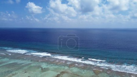 Téléchargez les photos : Vue par drone des îles paradisiaques des Maldives avec récifs coralliens sous les vagues de l'océan Indien - en image libre de droit