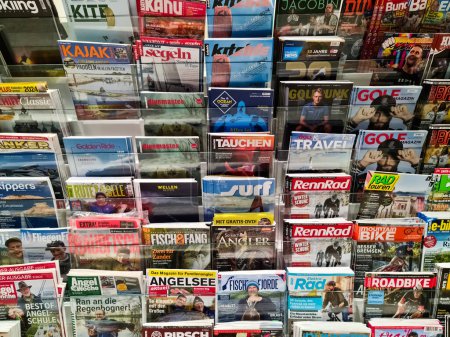 Foto de Hamburgo, Alemania - 02. Febrero 2024: Vista de numerosas revistas especializadas sobre deportes acuáticos en una librería en el aeropuerto de Hamburgo - Imagen libre de derechos