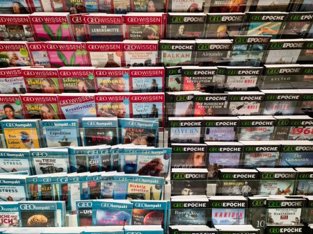 Foto de Hamburgo, Alemania 02. Febrero 2024: Vista de numerosas revistas de la marca Geo en una librería en el aeropuerto de Hamburgo - Imagen libre de derechos